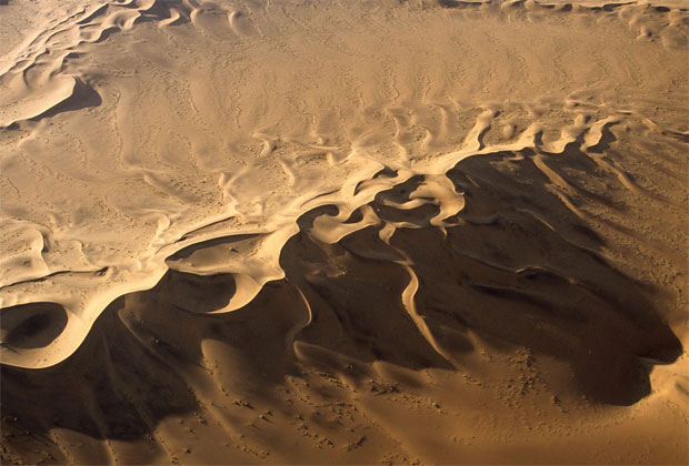 أروع صور في الصحراء كثبان رملية متراكمة - عالم الصور